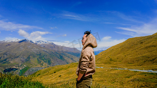 山顶的男人户外男人户外半身侧面摄影图配图