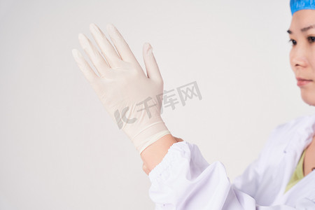 医疗医院医生戴一次性手套特写摄影图配图