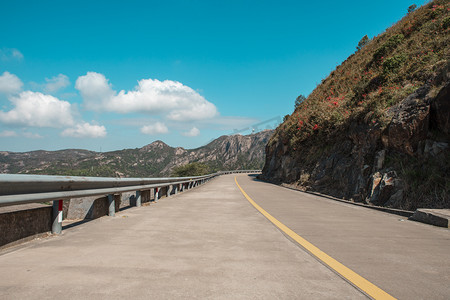 大山上的公路下午公路山里无摄影图配图