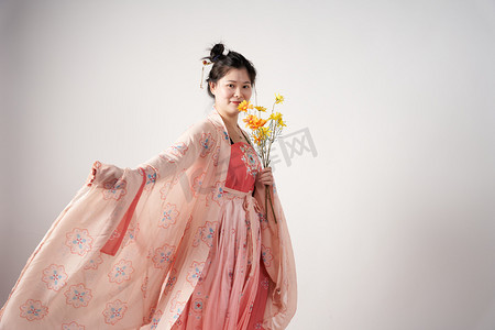 中国仕女摄影照片_汉服传统文化女子穿着汉服挥袖子摄影图配图