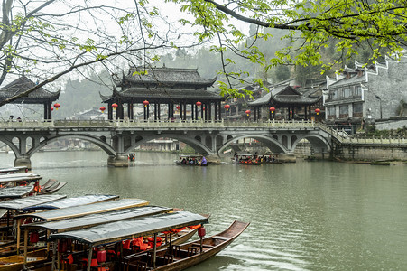 春雨文集摄影照片_春意沱江凤凰古城春天摄影图配图