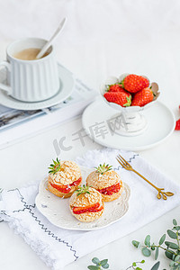 美食白天泡芙草莓咖啡杯餐桌亮调摄影图配图