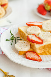 美食白天早上切片面包三明治室内桌面特写摄影图配图