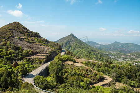 山顶山脉摄影照片_山峰山野下午山峰山上无摄影图配图