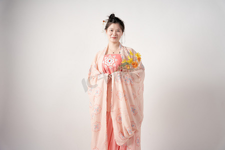 中花传统摄影照片_中国风传统文化女子穿着汉服拿着花站着摄影图配图