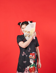 国潮中国风女孩拿着扇子遮住半边脸摄影图配图