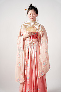 汉服中国风女子端庄的拿着折扇摄影图配图