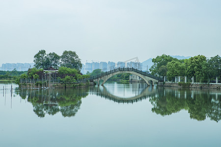 农村湖水摄影照片_湖面倒影下午倒影农村无摄影图配图