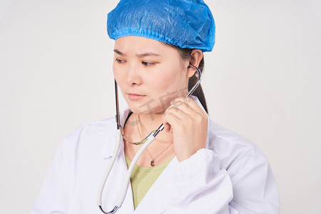 医疗人物医生听诊器听诊眉头紧锁摄影图配图