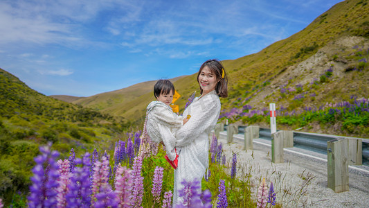 母女下午母女路边旅游摄影图配图