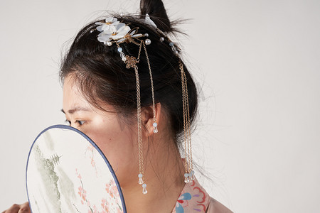 半遮面特写摄影图配图国潮早上美女折扇室内拿扇子摄影图配图国潮美女