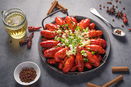 夏天摄影照片_美食夏天蒜蓉小龙虾桌面暗调摄影图配图