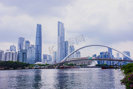海珠桥摄影照片_广州珠江海心沙步行桥网红桥打卡点摄影图配图