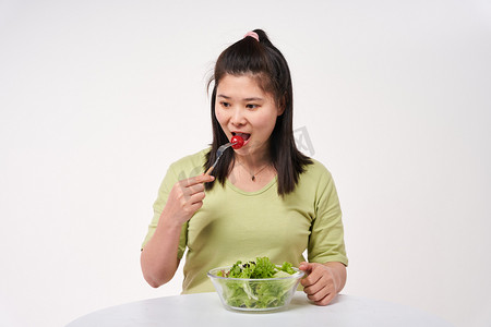 减肥减脂肥胖女孩为了减肥吃沙拉摄影图配图