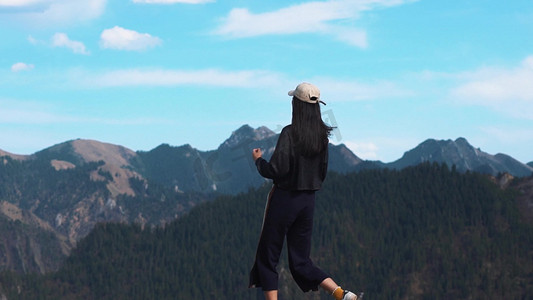 唯美女生山顶奔跑背影