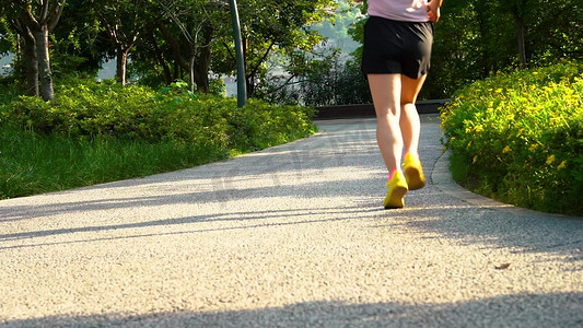 锻炼gif摄影照片_高清实拍清晨女性跑步锻炼有氧运动减肥