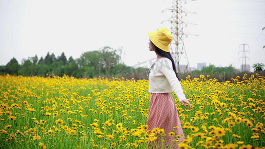 实拍美女在花田花海中转圈圈意境