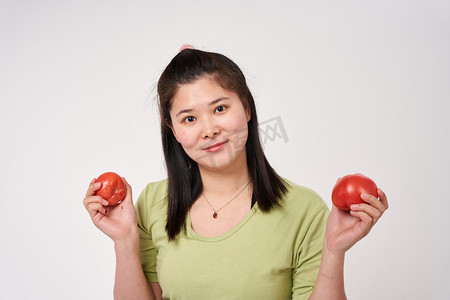 果蔬绿色有机女生展示新鲜的番茄摄影图配图