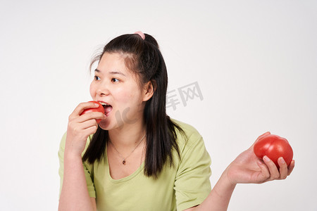果蔬健康饮食肥胖人士试吃有机番茄摄影图配图