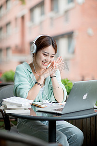 教育白天上网课的女孩户外鼓掌摄影图配图