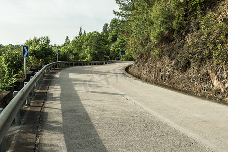 山里避暑摄影照片_上山的公路下午公路山里无摄影图配图