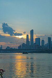 城市橙摄影照片_CBD夕阳地标珠江蓝橙摄影图配图