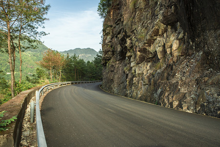 公路摄影照片_山上公路下午公路山里无摄影图配图