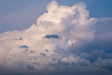 自然雨后打雷闪电天空云层摄影图配图