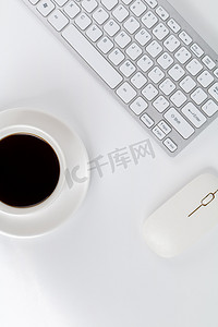 创意简历求职word模板摄影照片_商务办公咖啡键盘鼠标办公环境背景摄影图配图