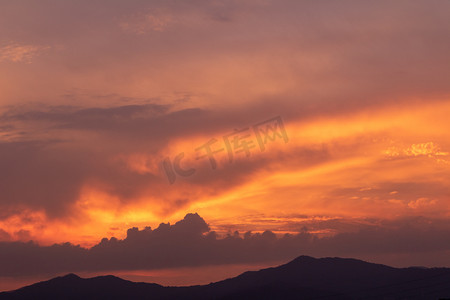 烈日摄影照片_自然夕阳火烧云天空背景摄影图配图