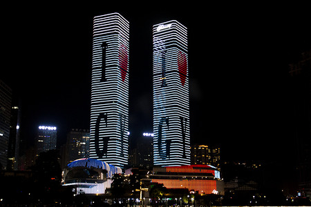 城市标志建筑摄影照片_贵州白宫夜景标志建筑摄影图配图