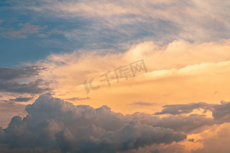 自然夕阳雨后黄昏云层摄影图配图