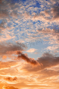 太阳晴天摄影照片_风景夕阳火烧云户外背景摄影图配图