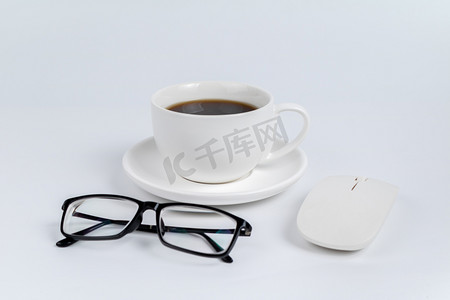 商务休闲咖啡鼠标眼镜办公环境桌面背景摄影图配图