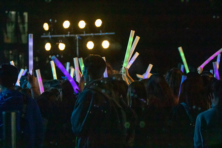 派对夜晚音乐节观众现场挥动光棒摄影图配图