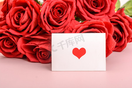 玫瑰信纸摄影照片_节日情人节玫瑰贺卡桌上摆放摄影图配图