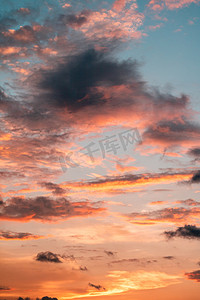 太阳晴天摄影照片_风景夕阳火烧云室外背景摄影图配图