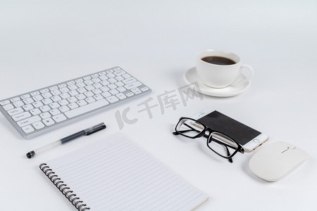 商务办公笔记本咖啡手机键盘鼠标静物摄影图配图