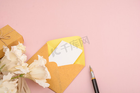 节日情人节信封粉色背景摆放摄影图配图