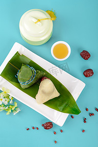 美食端午节蜜枣粽子绿色背景摆放摄影图配图