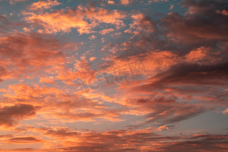 自然风景天空摄影照片_自然夕阳火烧云户外背景摄影图配图