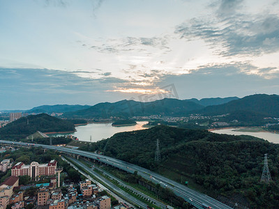 城市傍晚高速公路和水库航拍背景摄影图配图