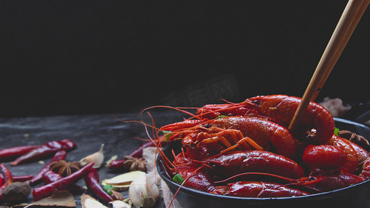 小龙虾烧烤摄影照片_夏季美食餐饮夹小龙虾