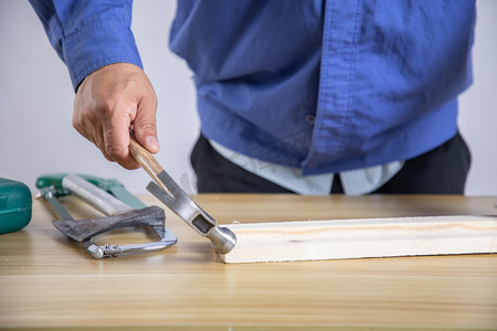 木匠白天木工工作台木器房做木活摄影图配图