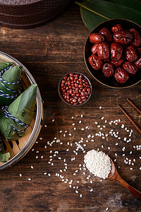 美食粽子端午节糯米木桌散落摄影图配图