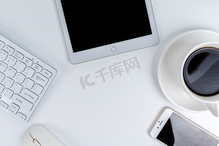 商务办公平板键盘鼠标手机咖啡休闲静物摄影图配图