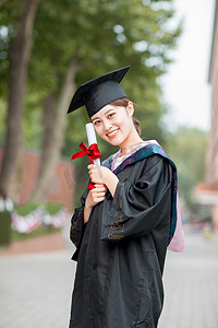 大学毕业照摄影照片_毕业季白天拍毕业照的美女毕业生户外拍毕业照摄影图配图