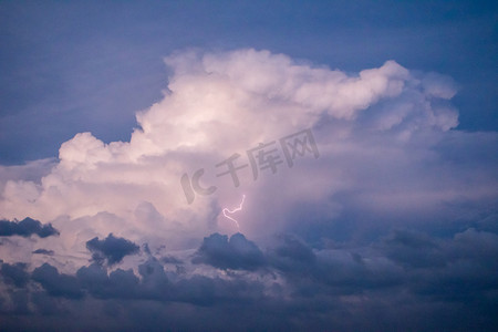 自然雨后打雷闪电云层天空摄影图配图