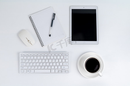 商务办公键盘平板笔记本咖啡休闲静物摄影图配图