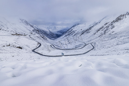 巴郎山雪山公路早上雪山路上拍摄摄影图配图